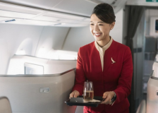 国泰航空空姐惊艳80周年！复古制服风潮刷屏，全球最佳乘务员实至名归